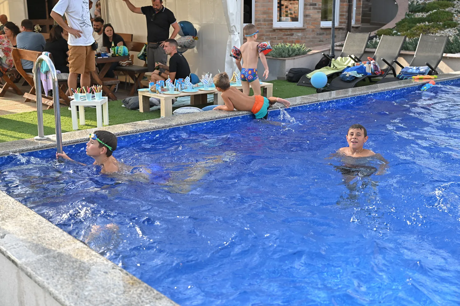 Djeca uživaju na bazenu na Villa Stipino