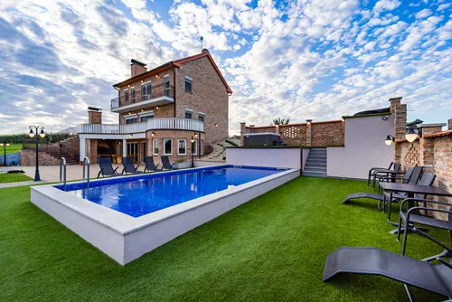 eksterijer-04-kartica Pogled na bazen villu i jacuzzi na OPG Stipino