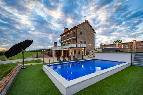 Dnevni pogled na bazen jacuzzi i villu stipino