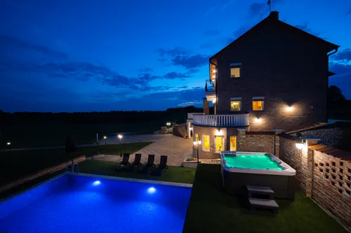 eksterijer-30-kartica Sumrak pogled bočni na bazen i jacuzzi i Villu Stipino