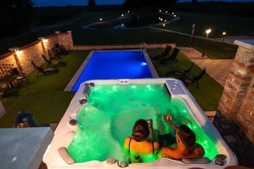 Par uživa u noćnom kupanju u jacuzziju na OPG Stipino