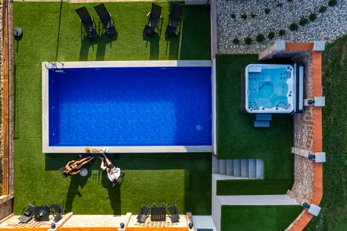 Dron slika bazena i jacuzzija