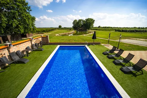 Villa Stipino, bazen i travnjak, zračni pogled