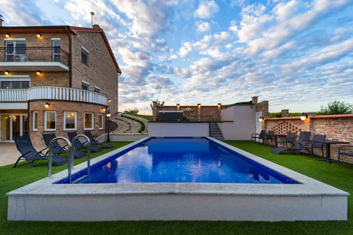 Villa Stipino, pročelje kuće i bazen