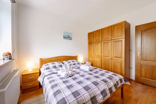 villa-interijer-10-kartica Spavaća soba s bračnim krevetom i garderobnim ormarom, Villa Stipino