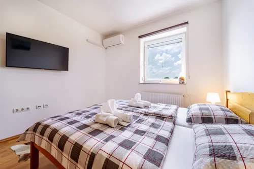 villa-interijer-13-kartica Spavaća soba s televizorom i dva kreveta, Villa Stipino