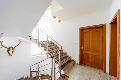villa-interijer-18-kartica Stubište s trofejnim jelenskim rogovima na zidu, Villa Stipino