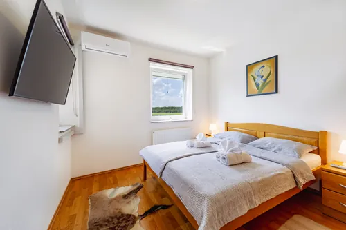 villa-interijer-20-kartica Spavaća soba s klima uređajem i televizorom, Villa Stipino