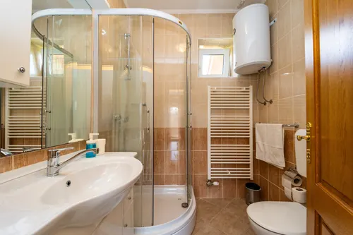 Villa Stipino, kupaonica s tuš kabinom, drugi kat